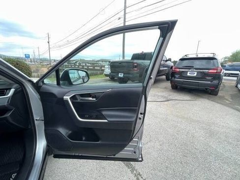 Used 2019 Toyota RAV4 XLE FWD image 17