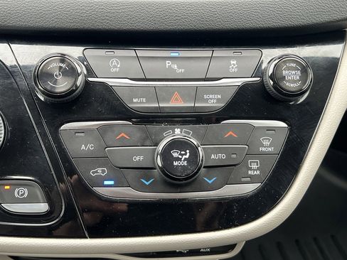 Used 2018 Chrysler Pacifica Touring Plus w/ Tire & Wheel Group image 6