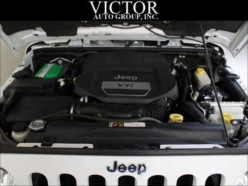 Used 2015 Jeep Wrangler Unlimited Sahara w/ Connectivity Group AWD/4WD image 34