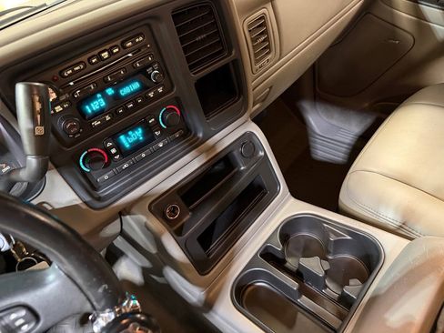 Used 2005 GMC Sierra 2500 SLT w/ Heavy-Duty Power Package AWD/4WD image 6