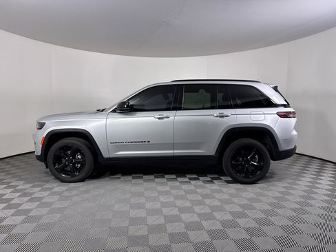 Used 2024 Jeep Grand Cherokee Altitude AWD/4WD image 14