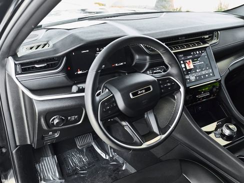 Used 2024 Jeep Grand Cherokee Altitude RWD image 2