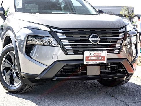 Used 2024 Nissan Rogue SV image 3