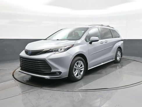 Used 2022 Toyota Sienna XLE Woodland Edition image 3
