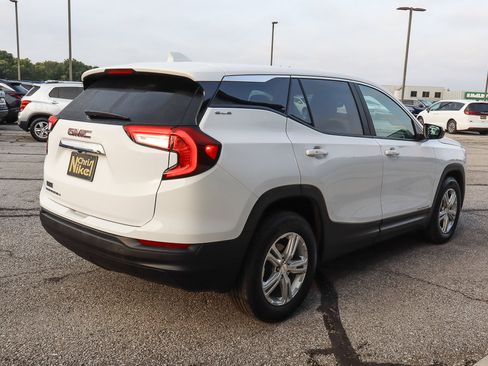Used 2024 GMC Terrain SLE image 4