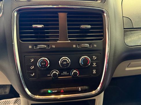 Used 2018 Dodge Grand Caravan SE w/ UConnect Hands-Free Group image 25