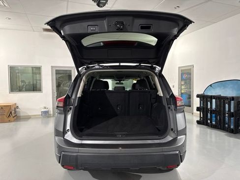 Used 2024 Nissan Rogue SV FWD image 9