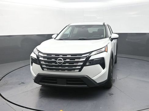 Used 2024 Nissan Rogue SV FWD image 2