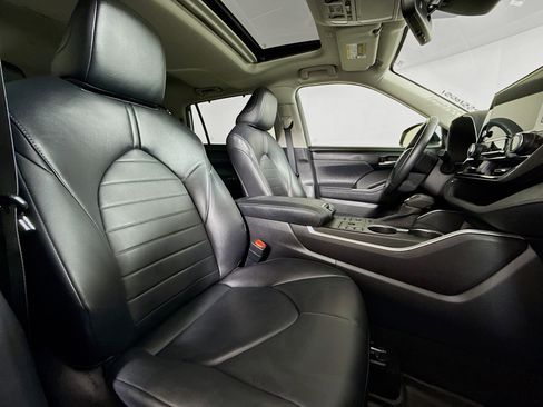 Used 2023 Toyota Highlander XLE image 28