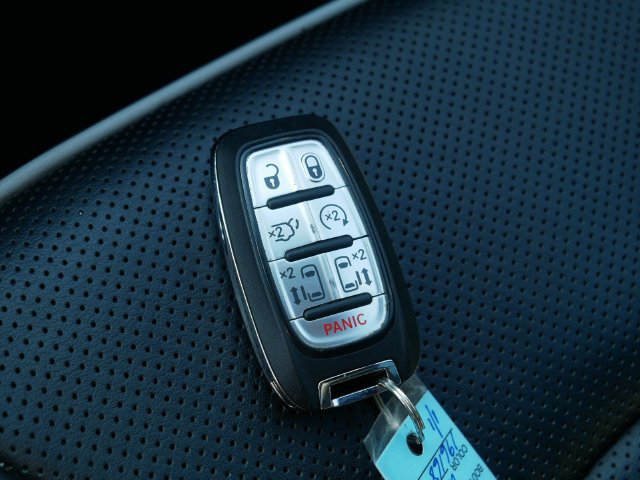 Used 2026 Chrysler Pacifica Limited FWD image 36
