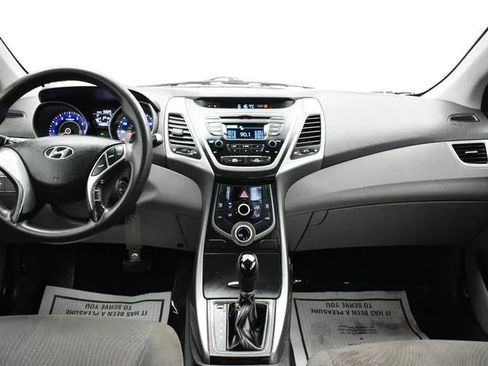 Used 2014 Hyundai Elantra SE FWD image 18