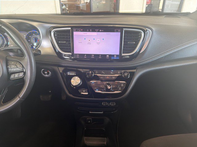 Used 2023 Chrysler Pacifica Touring FWD image 20