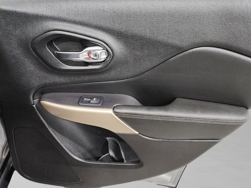 Used 2018 Jeep Cherokee Limited image 30