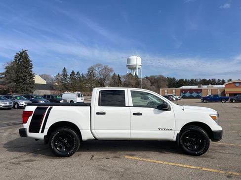 Used 2019 Nissan Titan S image 9