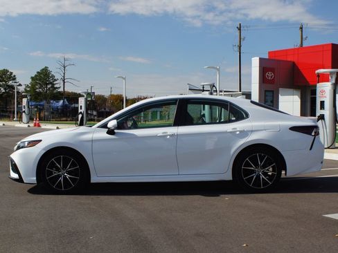 Used 2024 Toyota Camry SE image 10