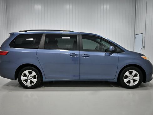 Used 2017 Toyota Sienna LE FWD image 29