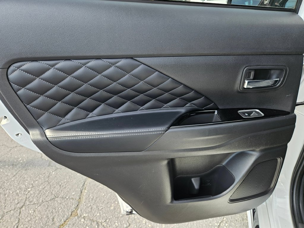 Used 2021 Mitsubishi Outlander 4WD Plug-In Hybrid image 14