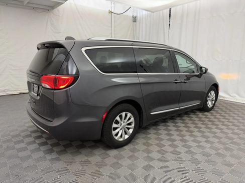 Used 2019 Chrysler Pacifica Touring-L FWD image 5
