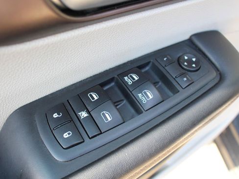 Used 2018 Chrysler Pacifica Touring-L w/ Advanced Safetytec Group FWD image 12