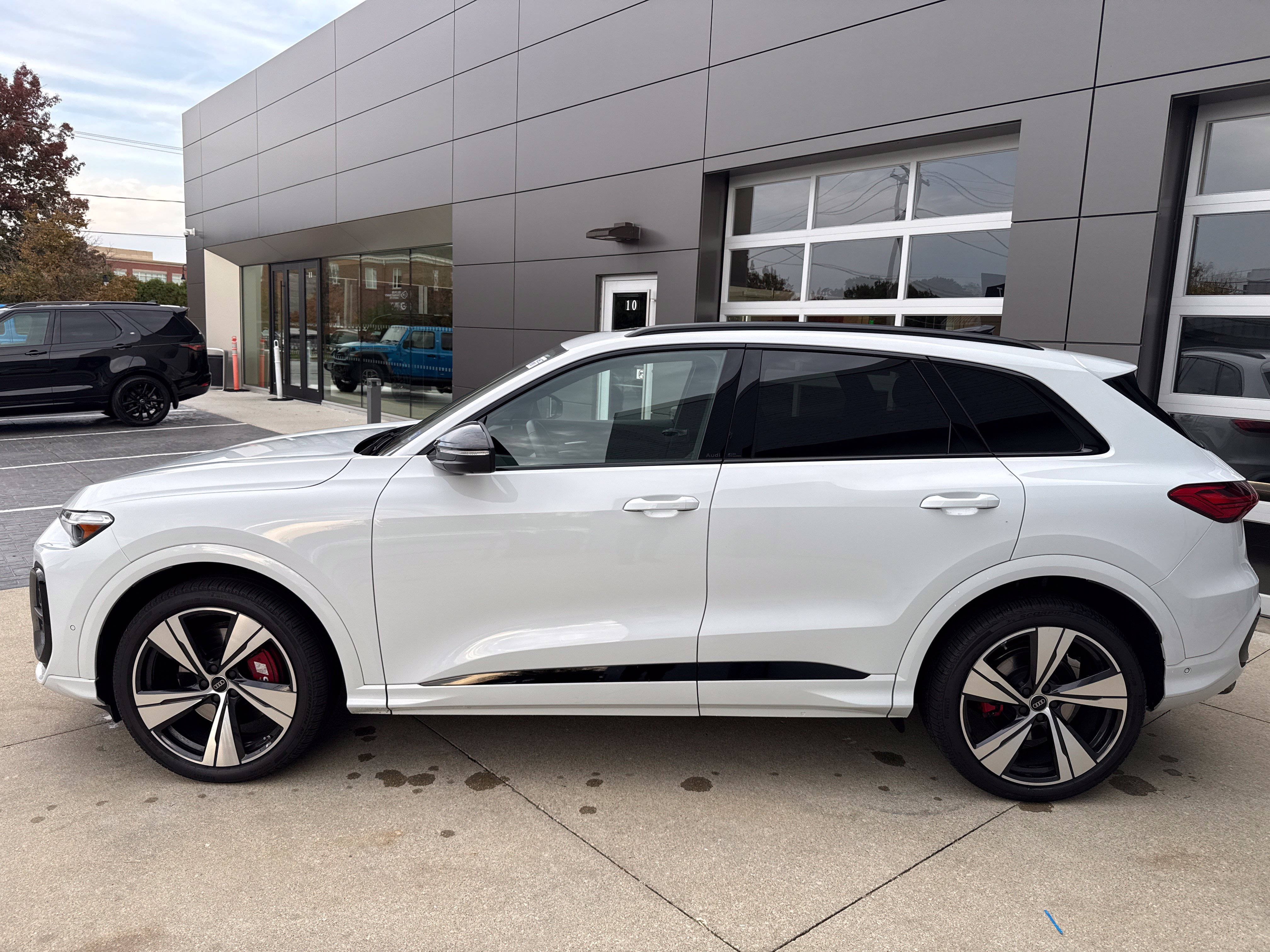 Used 2025 Audi SQ5 Prestige w/ Prestige Package AWD/4WD image 2