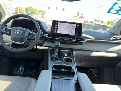 Used 2023 Toyota Sienna Limited image 23