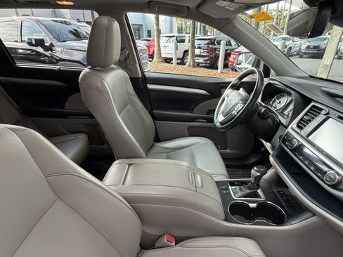 Used 2018 Toyota Highlander XLE FWD image 48
