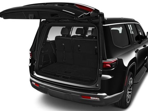 Used 2025 Jeep Grand Wagoneer Series III w/ Rear-Seat Entertainment Group AWD/4WD image 7