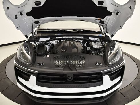 Certified 2025 Porsche Macan AWD/4WD image 13