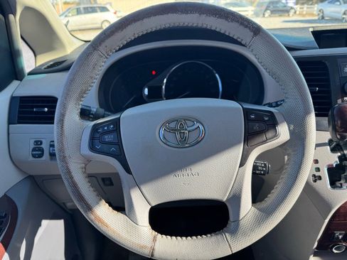 Used 2011 Toyota Sienna XLE image 18