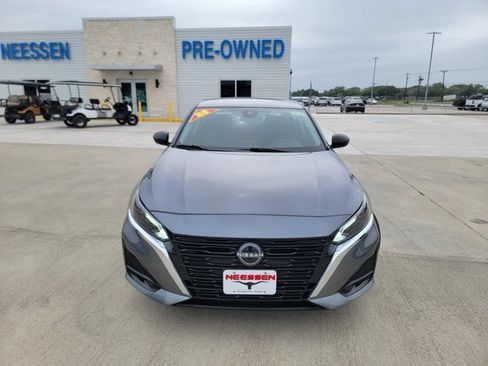 Used 2025 Nissan Altima 2.5 SV FWD image 2