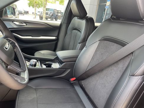 New 2025 Jeep Grand Cherokee L Altitude image 13