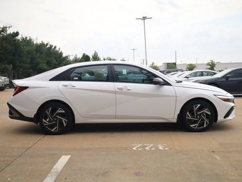 Used 2025 Hyundai Elantra SEL FWD image 5