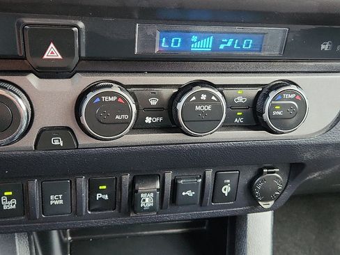 Used 2022 Toyota Tacoma TRD Off-Road w/ Technology Package AWD/4WD image 16