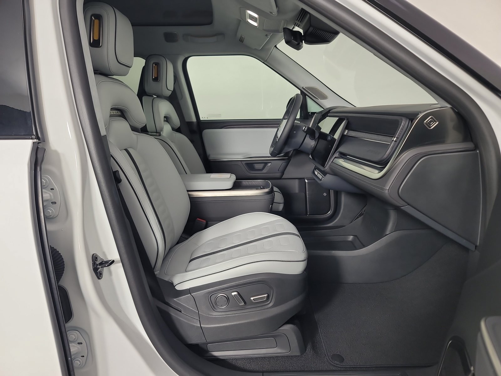 Used 2025 Rivian R1T Adventure Dual AWD/4WD image 23