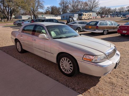 Used 2005 Lincoln Town Car Signature Limited image 4