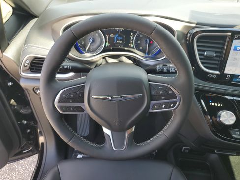 New 2026 Chrysler Pacifica Select image 13
