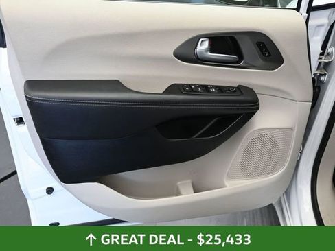 Used 2024 Chrysler Pacifica Touring-L FWD image 20