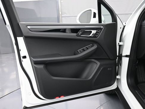 Certified 2025 Porsche Macan image 15