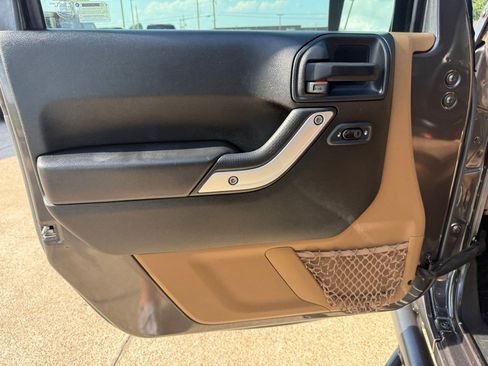 Used 2018 Jeep Wrangler Unlimited Rubicon w/ Connectivity Group AWD/4WD image 19