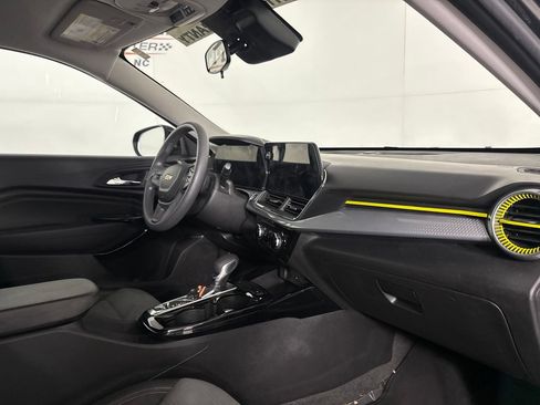 Used 2024 Chevrolet Trax LT FWD image 30
