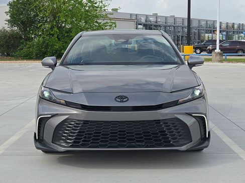 Used 2025 Toyota Camry SE w/ Convenience Package image 10