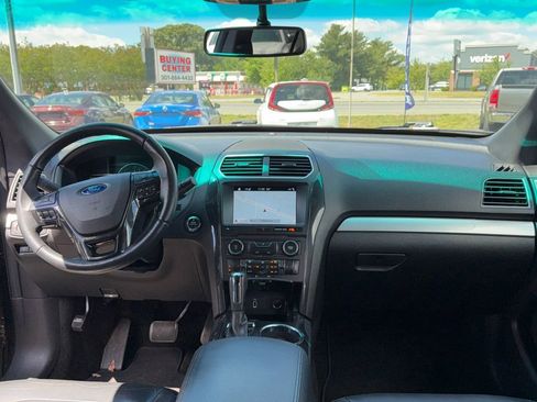 Used 2017 Ford Explorer XLT w/ Equipment Group 202A FWD image 9