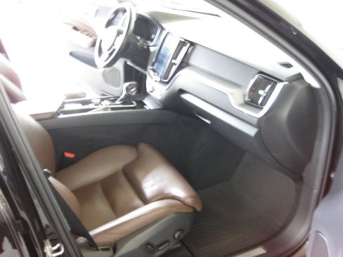 Used 2019 Volvo XC60 T5 Momentum w/ Premium Package FWD image 35