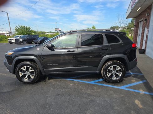 Used 2016 Jeep Cherokee Trailhawk w/ Cold Weather Group AWD/4WD image 4