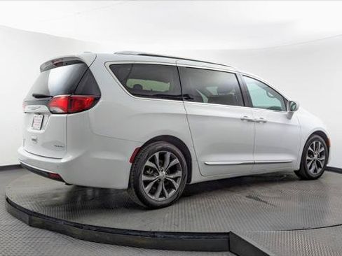Used 2017 Chrysler Pacifica Limited w/ Tire & Wheel Group FWD image 8