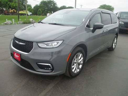 Used 2023 Chrysler Pacifica Touring-L AWD/4WD image 10