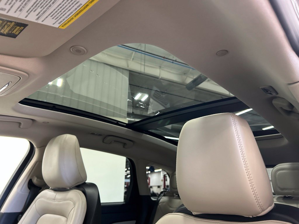 Certified 2025 Lincoln Corsair Grand Touring w/ Rear Removable Package Tray AWD/4WD image 24