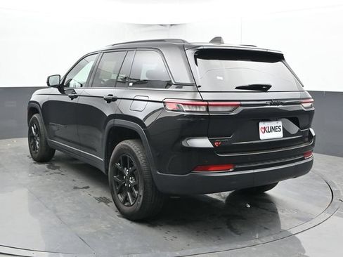 Used 2025 Jeep Grand Cherokee Altitude AWD/4WD image 10