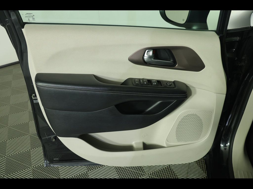 Used 2023 Chrysler Voyager LX FWD image 22