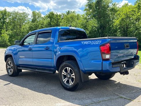 Used 2018 Toyota Tacoma TRD Sport w/ Technology Package AWD/4WD image 4